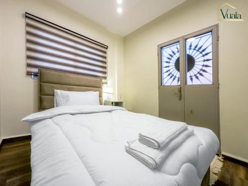 Queen Room with Shared Bathroom image 9
