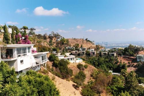 Hollywood Hills Modern Sanctuary–Jaw Dropping View in Los Angeles, USA
