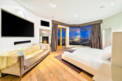 Hollywood Hills Modern Sanctuary–Jaw Dropping View in Los Angeles, USA