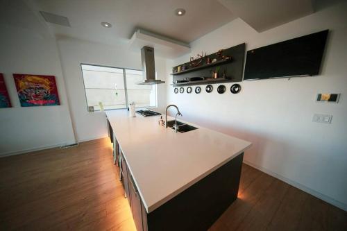 Hollywood Hills Modern Sanctuary–Jaw Dropping View in Los Angeles, USA