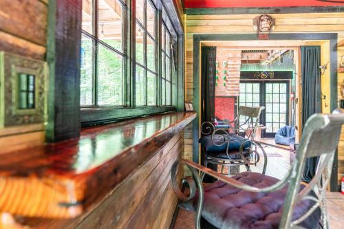 Edward - The Hut in Acworth, USA