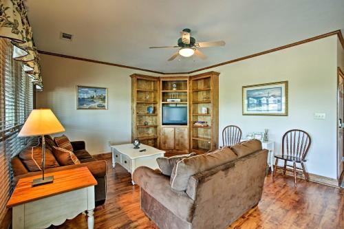 Reelin and Dealin New Orleans Waterfront Home - image 13