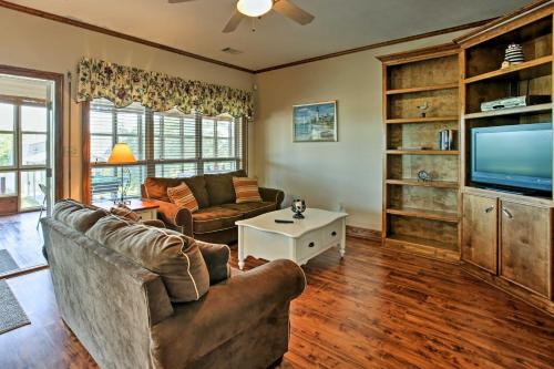 Reelin and Dealin New Orleans Waterfront Home - image 11