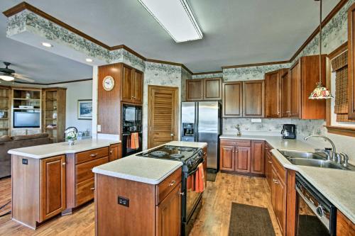 Reelin and Dealin New Orleans Waterfront Home - image 11