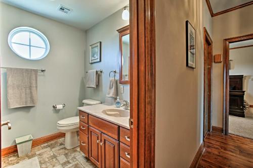 Reelin and Dealin New Orleans Waterfront Home - image 2