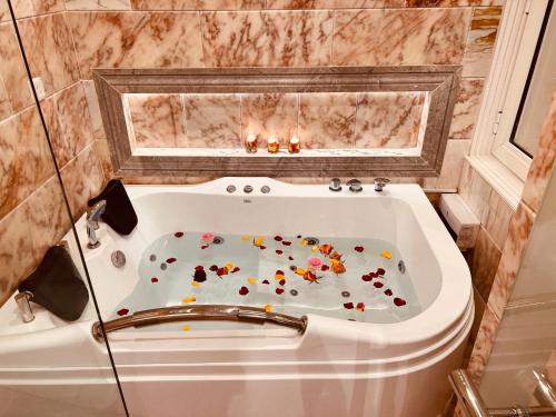 Pezsgőfürdő, الأجنحة الرخامية فندقية (الأجنحة الرخامية فندقية) near Nayef bin Abdulaziz herceg nemzetközi repülőtér