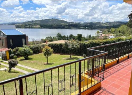 Private lake view cottage with BBQ yard in Paipa