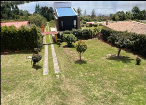 Private lake view cottage with BBQ yard in Paipa