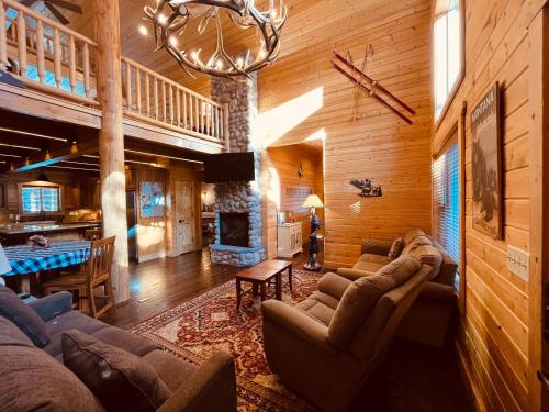 Moose Tracks Near Yellowstone, Sleeps 12