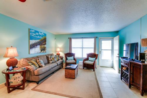 Destin Townhome with Patio - 1 Minute Walk to Beach! - main image