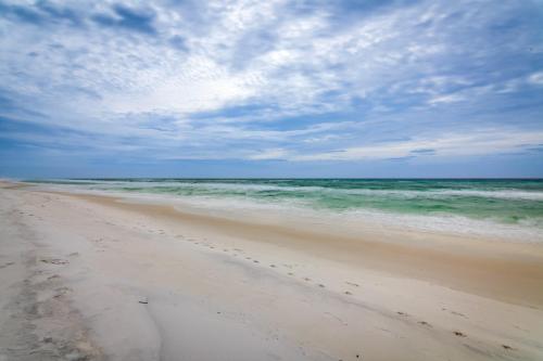 Destin Townhome with Patio - 1 Minute Walk to Beach! - image 2