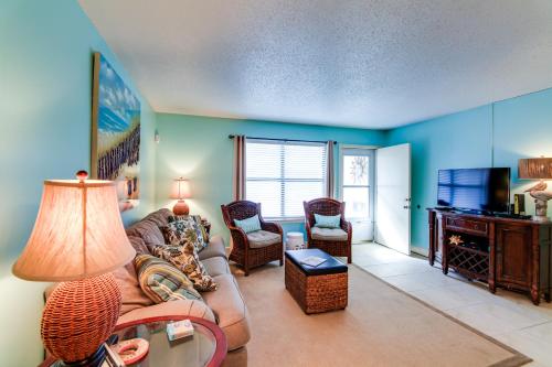 Destin Townhome with Patio - 1 Minute Walk to Beach! - image 11