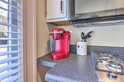 Bright Apartment 3 Mi to Downtown Birmingham!