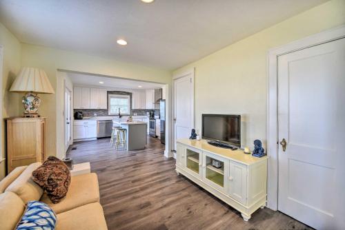 Portsmouth Waterfront Vacation Rental with Deck in Portsmouth, USA
