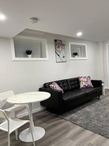 Cozy Private 1 bedroom basement suite - free parking and free Wifi