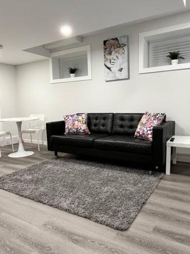 Cozy Private 1 bedroom basement suite - free parking and free Wifi