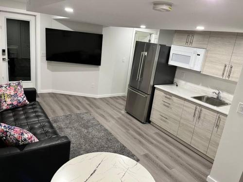 Cozy Private 1 bedroom basement suite - free parking and free Wifi