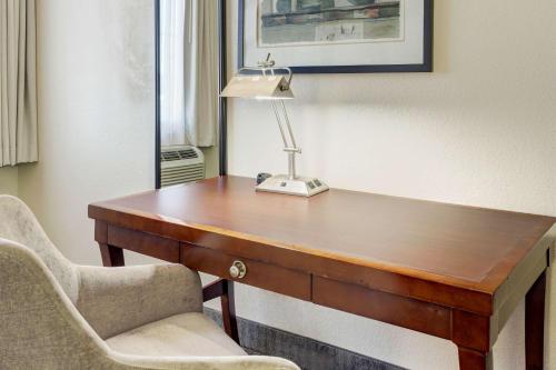 Best Western Plus Downtown Inn & Suites Room Type - King Room - Non-Smoking