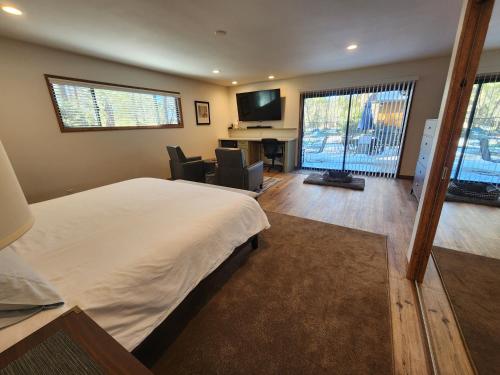 Silver Pines Lodge