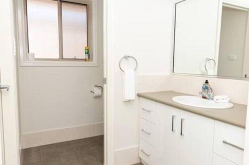 Lovely 3 Bed, 2 Bath in the City Centre! photo 3
