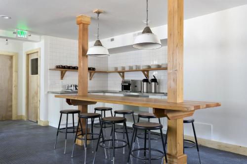 423254692 The Coachman Hotel