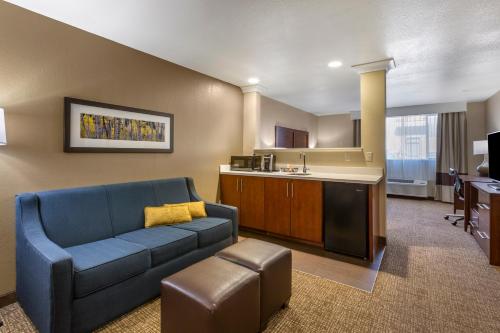 1 king bed, 1 sofa bed
