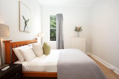 Large 4 Bed Beachside Haven 50m to Bondi Beach - image 9