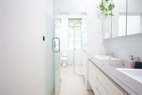 Large 4 Bed Beachside Haven 50m to Bondi Beach - image 4