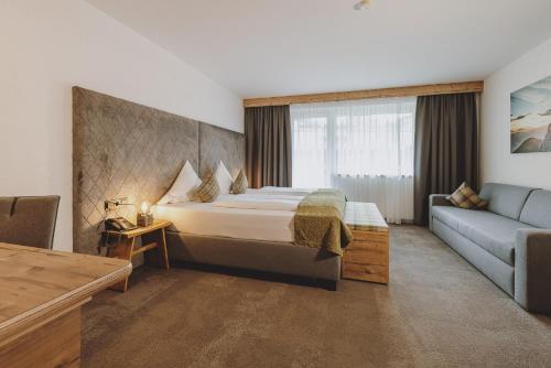 1 queen bed, 1 sofa bed