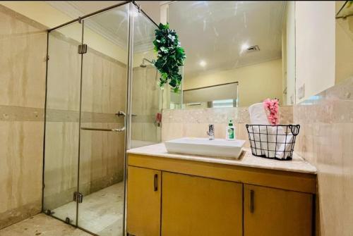 3BHK Apartment with Bathtub by Inaya Stays near Huda City Metro
