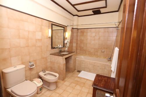 Bathroom, Grand Oriental Hotel in Colombo World Trade Centre