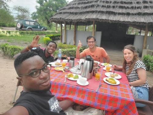 Ēdiens un dzērieni, Tangi Safari Lodge in Paraa