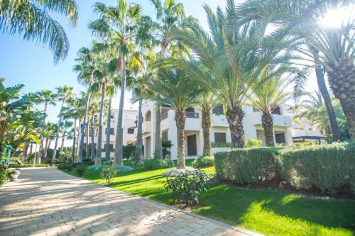 Modern & Peaceful 2BR APT w/Parking - Medina Banus - Tap to explore photos