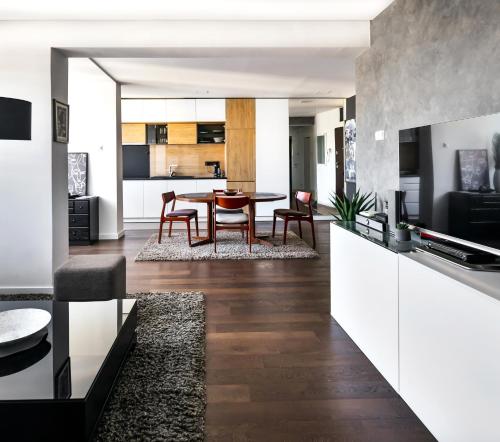 2 bedroom Penthouse in city center, free parking