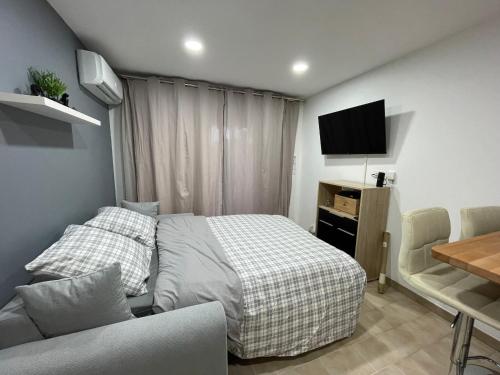 2 Pieces Climatise-WIFI / 4 voyageurs / Boxe Prive / 2 piscines / 2 tennis / Petanque / PingPong in La Fontonne