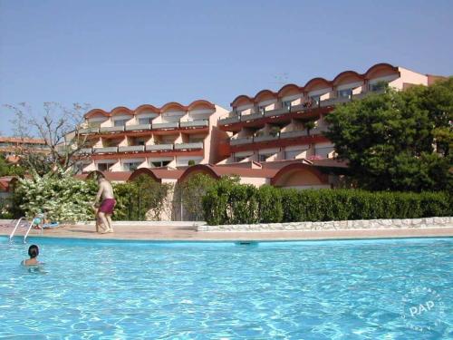 View, 2 Pieces Climatise-WIFI / 4 voyageurs / Boxe Prive / 2 piscines / 2 tennis / Petanque / PingPong in La Fontonne