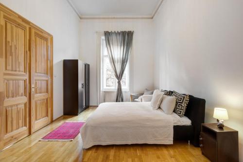 Royale Apartment - image 11