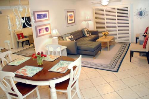 Ocean Life Beach Condo - Only Steps to the Beach in Saint Augustine Beach, USA