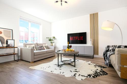 Luxury Show Home in Prime Location - Sleeps up to 6 Guests - Free Parking, Fast Wifi, SmartTV with Netflix and Private Garden by Yoko Property - Apartment - Milton Keynes
