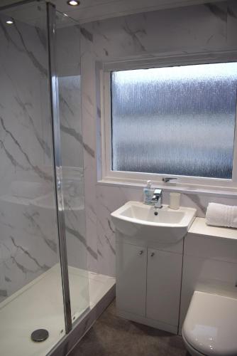 Bathroom, Kelpies Serviced Apartments- Cromwell Apt in North Broomage
