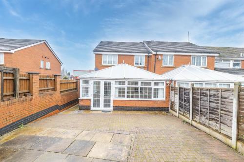 Have, Contractors/large groups - house in Oldbury