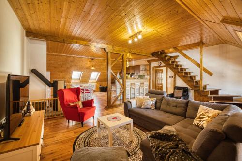 3 bedrooms, 9 beds