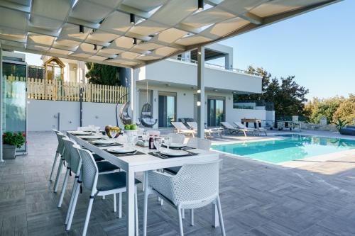 Free Breakfast at Oak Luxury villa with heated pool, Playground and Pool table