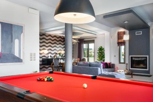 Free Breakfast at Oak Luxury villa with heated pool, Playground and Pool table