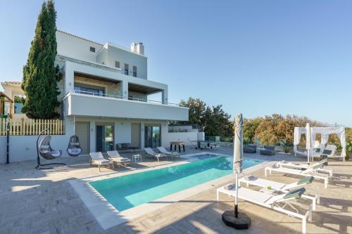 Free Breakfast at Oak Luxury villa with heated pool, Playground and Pool table - Location, gîte - Tria Monastiria