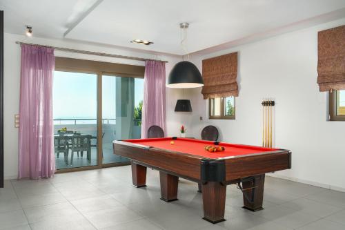 Free Breakfast at Oak Luxury villa with heated pool, Playground and Pool table