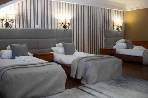 3 twin beds