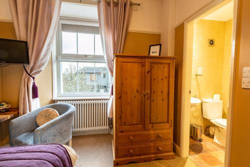 Holly Lodge Guest House - image 4