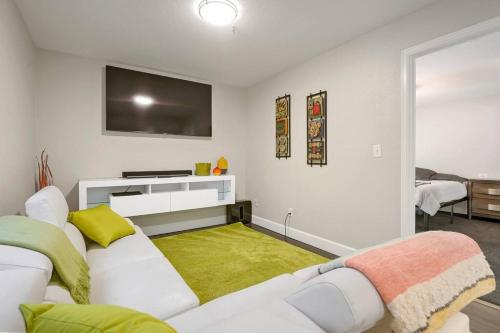 Sleeps 12 - Thornton - 25 Min to Downtown Denver