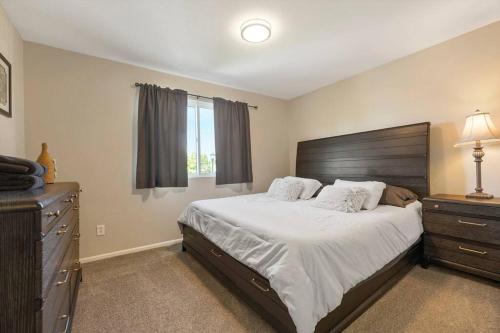 Sleeps 12 - Thornton - 25 Min to Downtown Denver